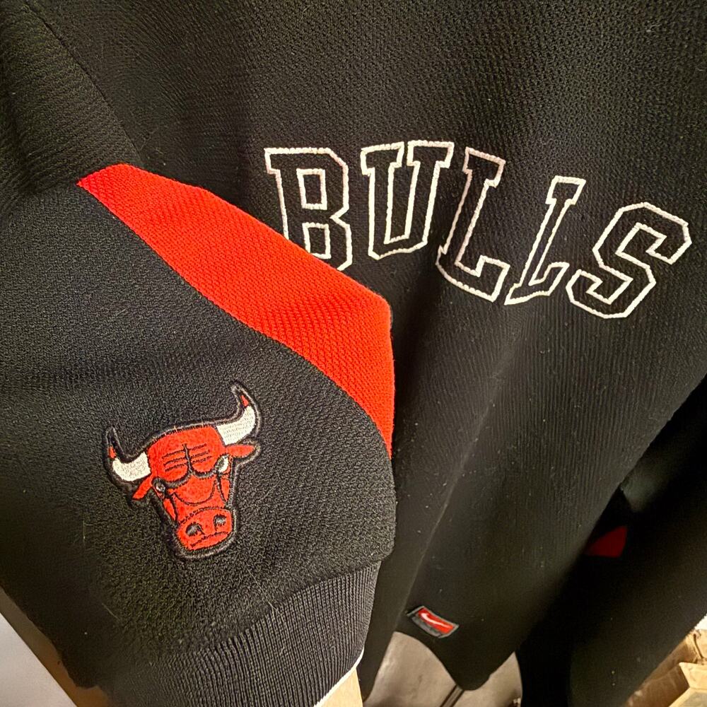 ๐HP!๐ Nike Team Chicago Bulls Men's Long Sleeve Jersey (M) - Picture 8 of 8